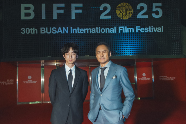「第30回釜山国際映画祭」のレッドカーペットに映画『盤上の向日葵』坂口健太郎、渡辺謙が登場