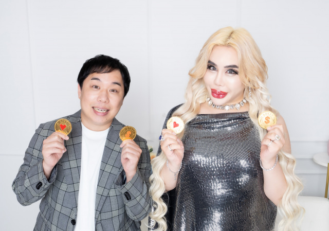 ABEMA『ラブキャッチャージャパン2』鑑賞会で語りまくった霜降り明星・せいや（左）とアレン様 （C）ORICON NewS inc.