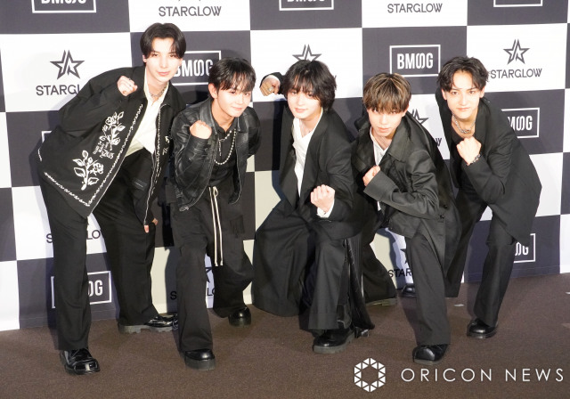 写真撮影で“だんだん低くなる”珍事を起こしたSTARGLOW（左から）ADAM、TAIKI、RUI、GOICHI、KANON （C）ORICON NewS inc.