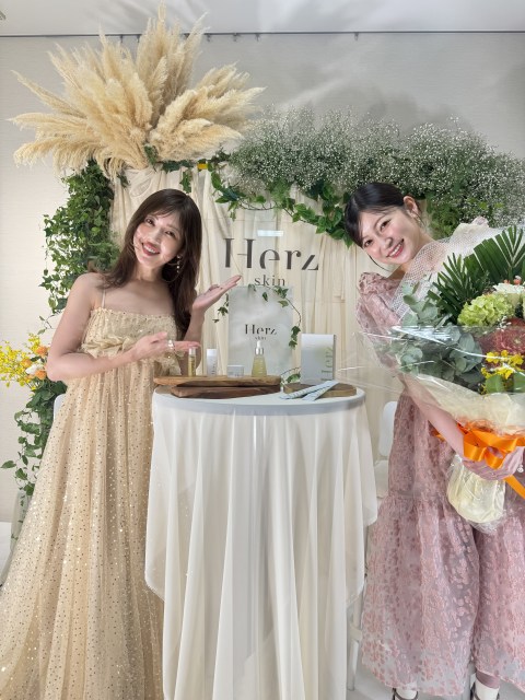 特別トークショーに出演した（左から）舟山久美子＆吉田朱里 （C）Ayami