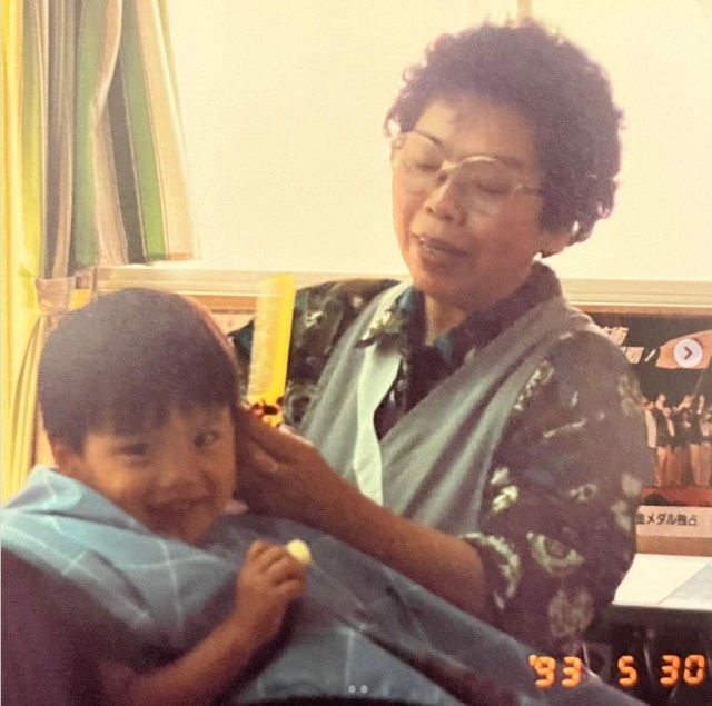 当時3歳の橋田さん。理容師の祖母にヘアカットされてニッコリ！