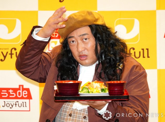 記者を巻き込み、似顔絵を披露したロバート・秋山竜次 （C）ORICON NewS inc.