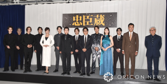 舞台『忠臣蔵』製作発表に登壇した（後列左から）松田賢二、財木琢磨、岐洲匠、石川凌雅、近藤頌利、唐木俊輔、（前列左から）藤岡真威人、立石俊樹、藤原紀香、上川隆也、高橋克典、珠城りょう、徳重聡、堤幸彦氏 （C）ORICON NewS inc.