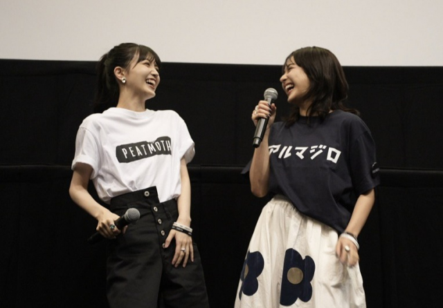 映画『ネムルバカ』復活上映舞台あいさつに登場した（左から）乃木坂46久保史緒里、平祐奈