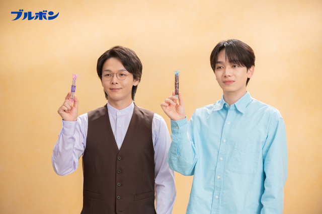 ブルボン・オリジナルビスケットシリーズ新CMに出演する（左から）中村倫也、宮世琉弥