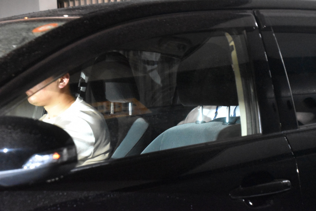 後部座席にうずくまり留置先に移送されるAぇ! group・草間リチャード敬太容疑者