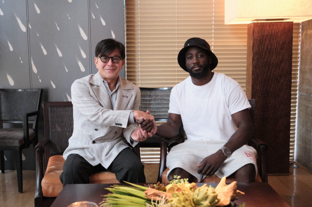 RIZIN榊原信行CEO（左）とボクシング史上初の3階級4団体統一王者のテレンス・クロフォード【撮影：池本史彦】 （C）ORICON NewS inc.