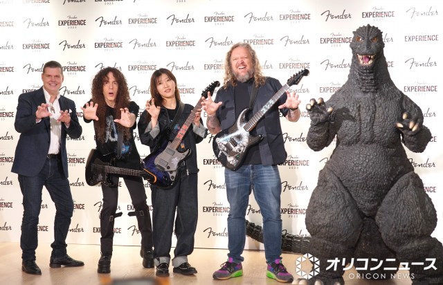 Fender Experience 2025 開幕直前イベント（左から）エドワード・コール代表取締役社長、マーティ・フリードマン、ヒコロヒー、アンディー・ヒックス氏、ゴジラ （C）ORICON NewS inc.