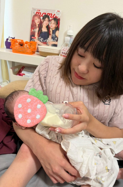 お子さんにミルクをあげている内藤沙月さん